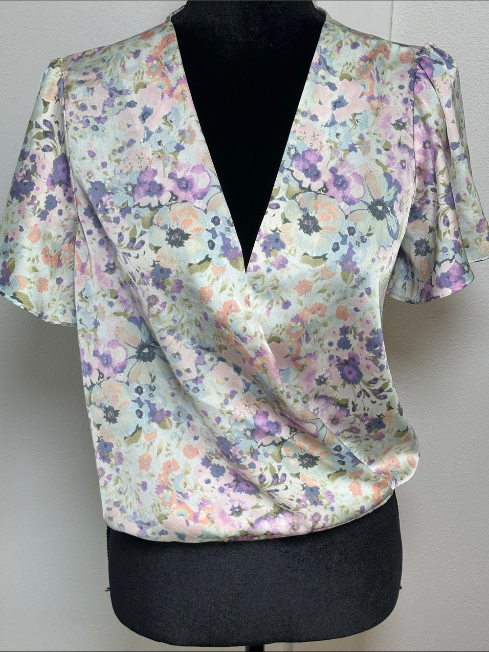 ASTR The Label * Pastel Floral Wrap Blouse in Pastels Sz M - Picture 1 of 11